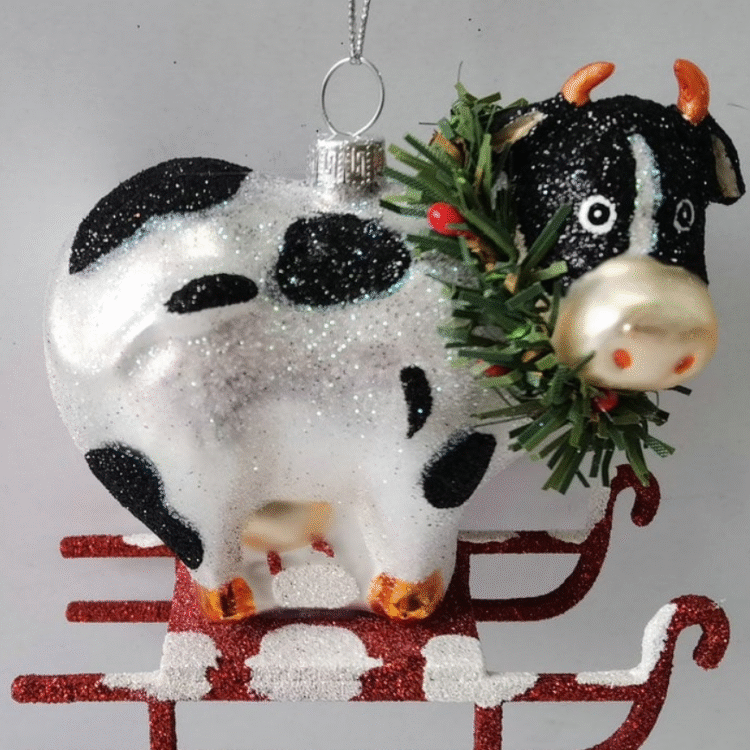 Kerstbal koe op de slee