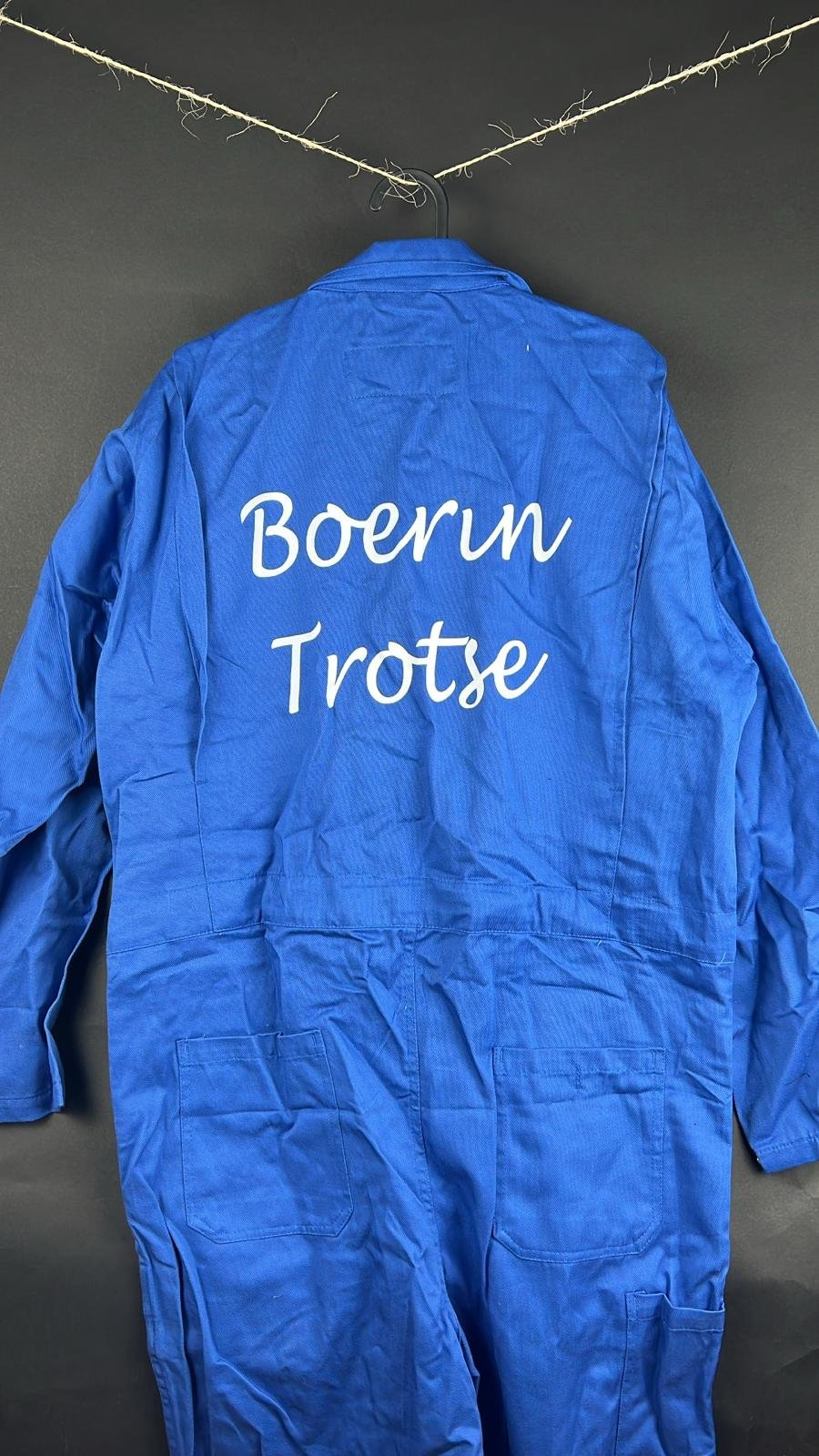 Boerin trotse (drukfout) overall blauw maat 52- Sample Sale